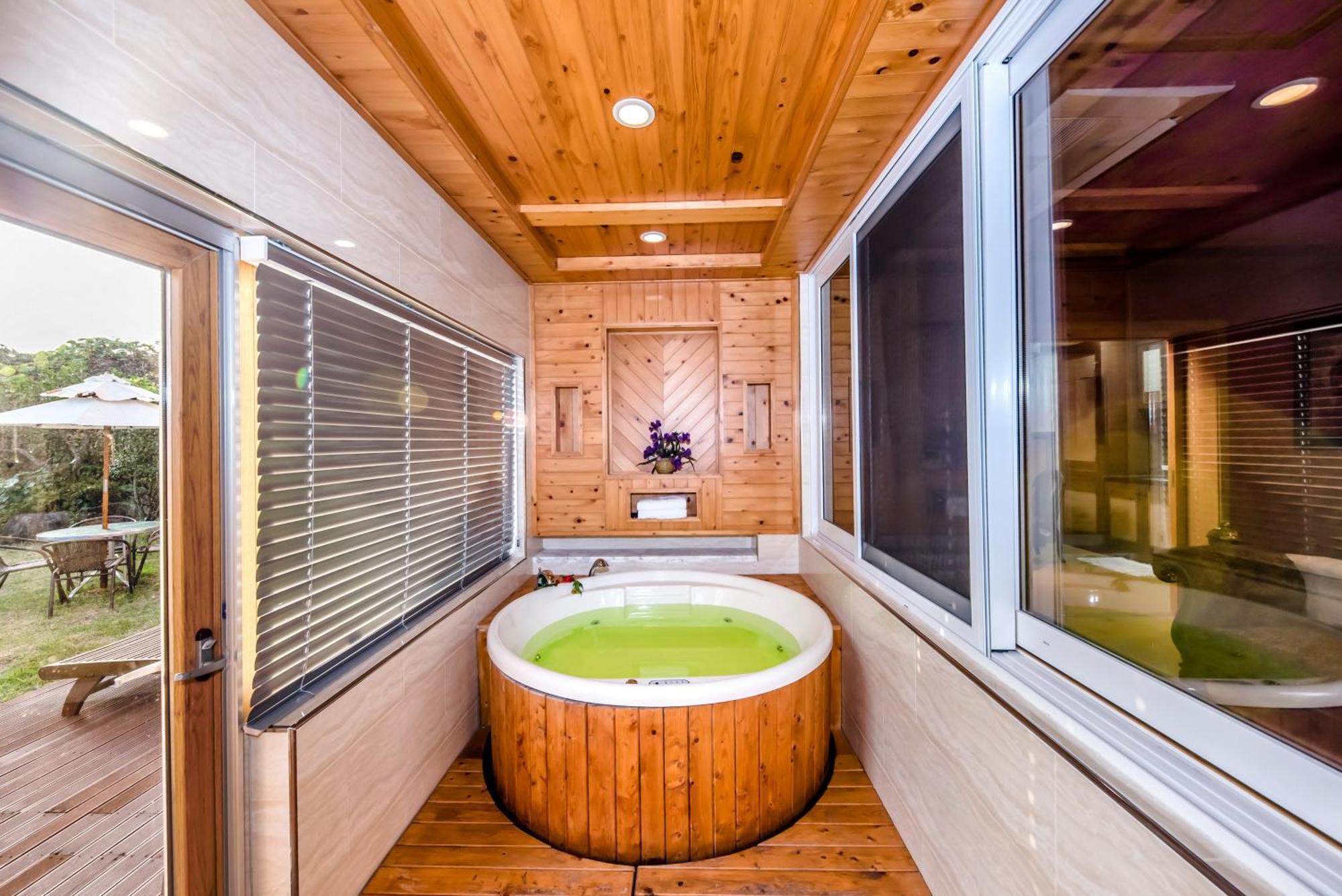 Palm Valley Resort Seogwipo Extérieur photo